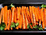 Рецепта Печени глазирани моркови с чесън за гарнитура